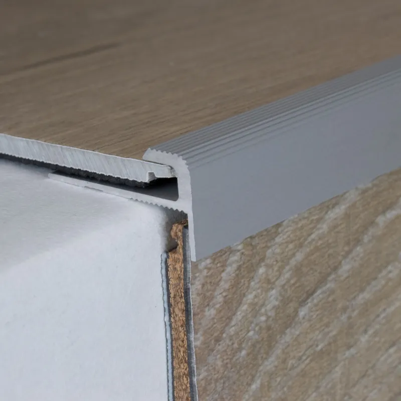 Prix Promo Profilé à emboîter nez pour revêtement design aluminium anodisé à visser