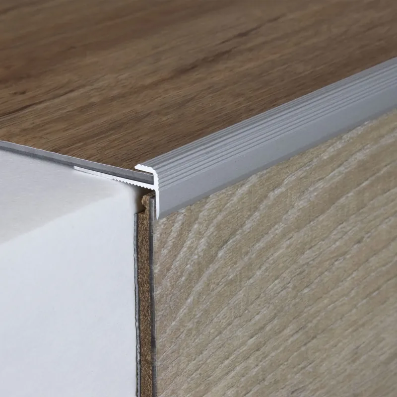 Prix Réduit Profilé à emboîter avec nez pour revêtement design aluminium anodisé à visser