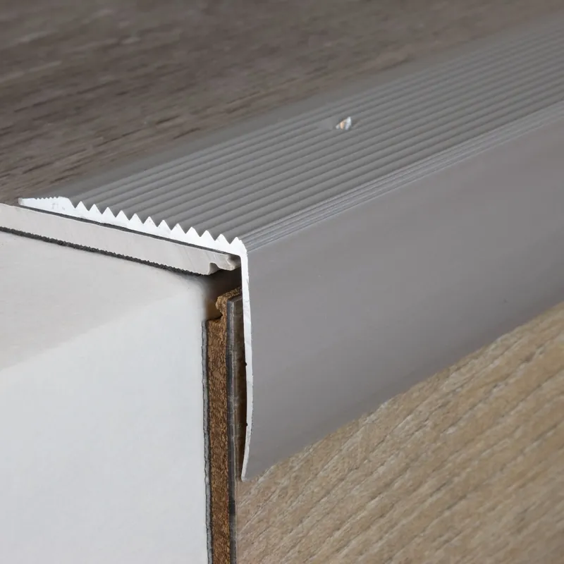 Must-Have Nez de marche cornière 42 mm x 50 mm aluminium anodisé