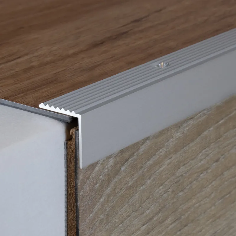 Nez de marche cornière 20 mm x 20 mm aluminium anodisé Commander Maintenant