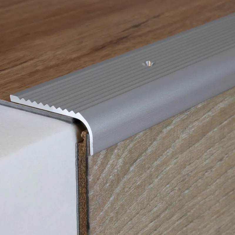 Nez de marche cornière 40 mm x 15 mm aluminium anodisé Seulement Aujourd'hui
